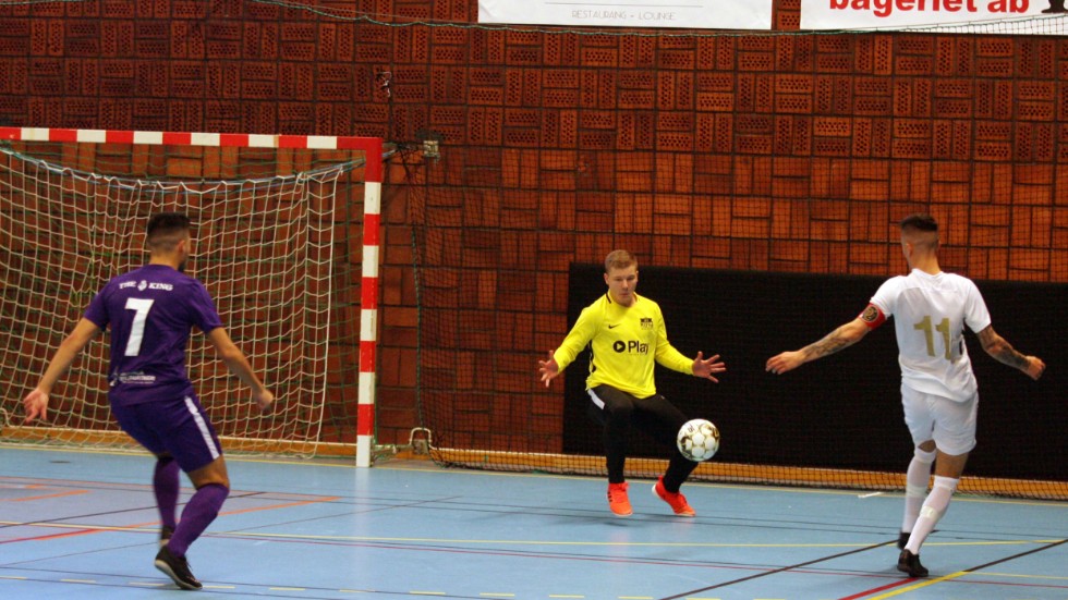 André Rako har chans, men MFK-målvakten Oskar Knutsson räddar.