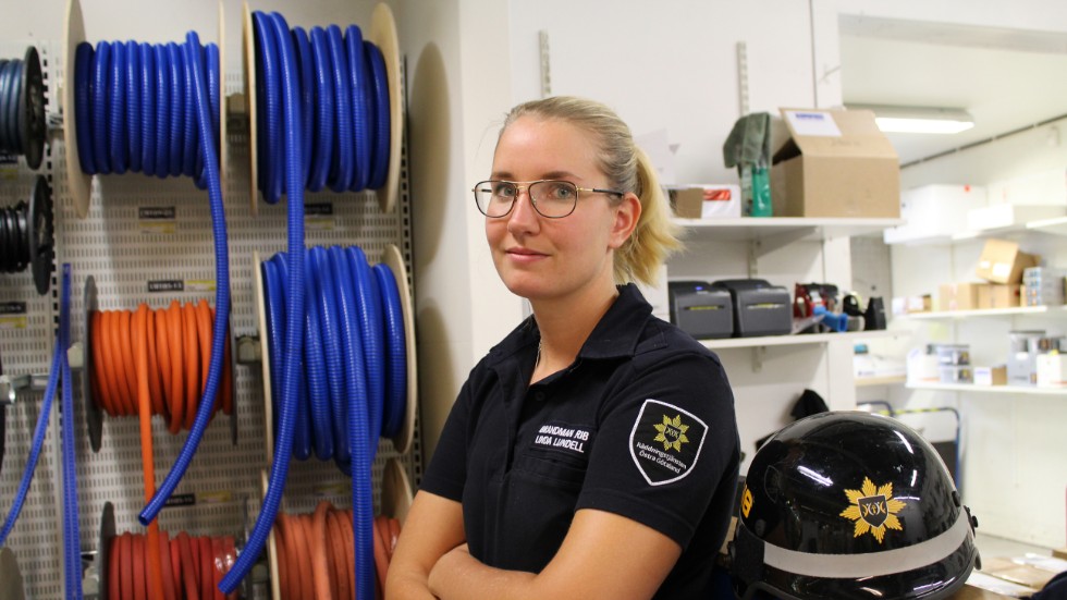 Linda jobbar med varutransporter på Djurbergs men på "Brandman på jobbet"-dagen har hon sin brandmannautrustning med sig.