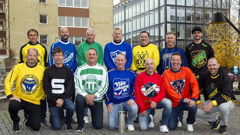 De 14 tränarna uppställda för den traditionella bilden på elitseriebandyns upptaktsträff i Uppsala. 13 av tränaren tror att Villa Lidköping spelar final även den här säsongen. 