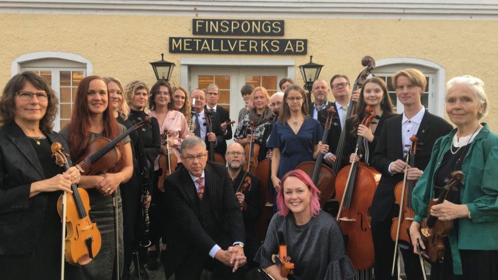 Bildtext: 
Finspångs Musiksällskap har just avslutat sin jubileumskonsert. 
I mitten framför orkestern ses dirigenten sedan 37 år. Thord Eriksson samt konsertmästare Åsa Eriksson Wärnberg. 
