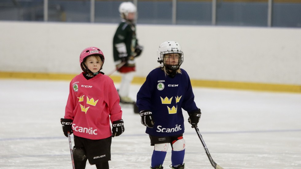 Terese Carlsson berättar att det är fler och fler flickor i hockeyskolan.