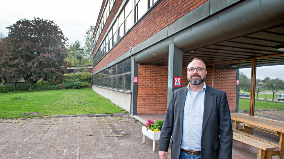 Morgan Andersson som är rektor för Campus Oxelösund får visa upp svetsutbildningen för den gamle svetsaren Stefan Löfven (S).