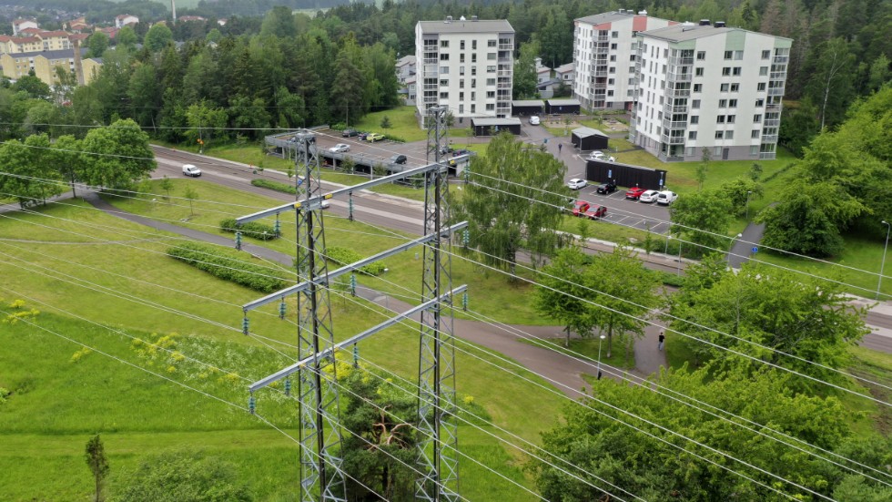 Sverige behöver bygga ut både elproduktionen och elnätet.