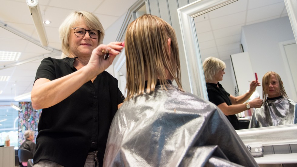 Kerstin Bäck öppnade frisersalong 1979. Här är det Cecilia Agnerhem som får sitt hår klippt. 