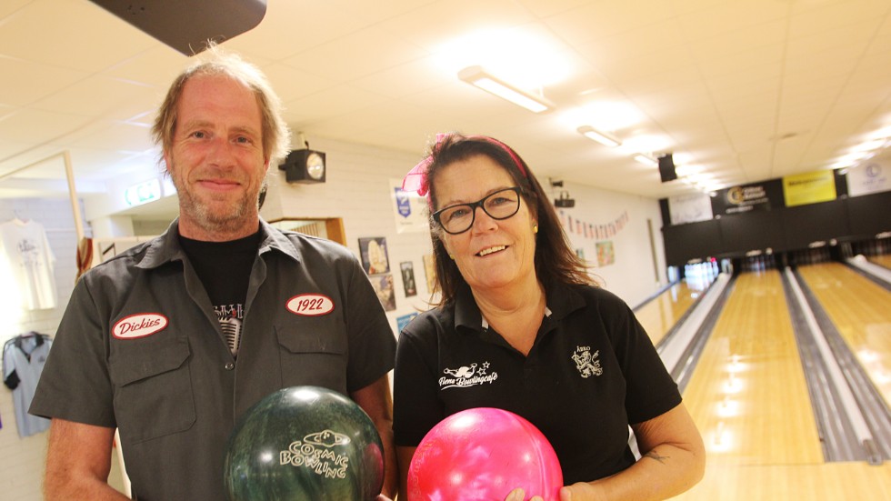 Makarna Sten och Birgitta Larsson driver sedan den första juli 2017 Flens bowlingcafé och den 13 oktoer bjuder de in ensamstående för gratis spelande.