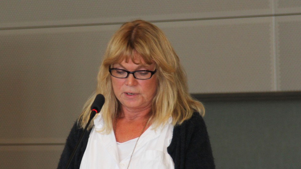 Monica Lövgren har tagit över som gruppledare för Sverigedemokraterna i Knivsta. Den tidigare gruppledaren Gunnar Parnell är under utredning i partiet.