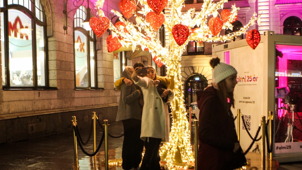 Klara Strand, Joseph Äretun och Vera Vedung passar på att ta en selfie vid julträdet på Stora torget.