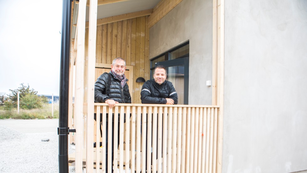Gotlandsbyggens ägare Karsten Inde tillsammans med vd Mattias Topcov framför ett av byggföretagets nybyggda lägenhetshus på A7-området i Visby.