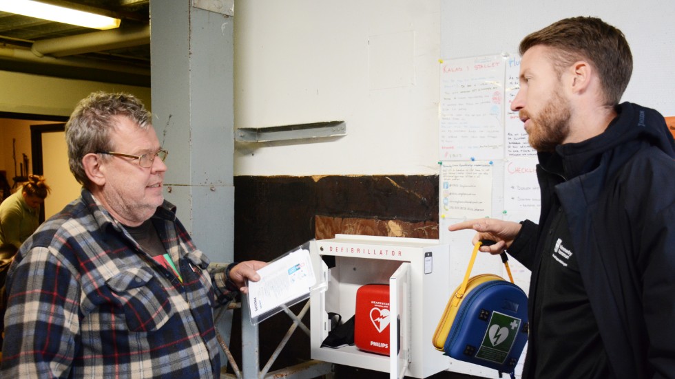 Den senaste kommunala hjärtstartaren finns på Ryttargården. Vaktmästaren Rolf Ilemark diskuterar funktionen med Anton Palmér från Utvecklingsavdelningen berättar om hur defibrillatorn fungerar.