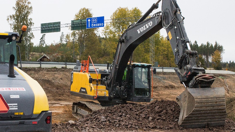 Evertsbyvägen är avstängd till och med 18 oktober. Bland annat ska en svängfil för norrgående trafik byggas.