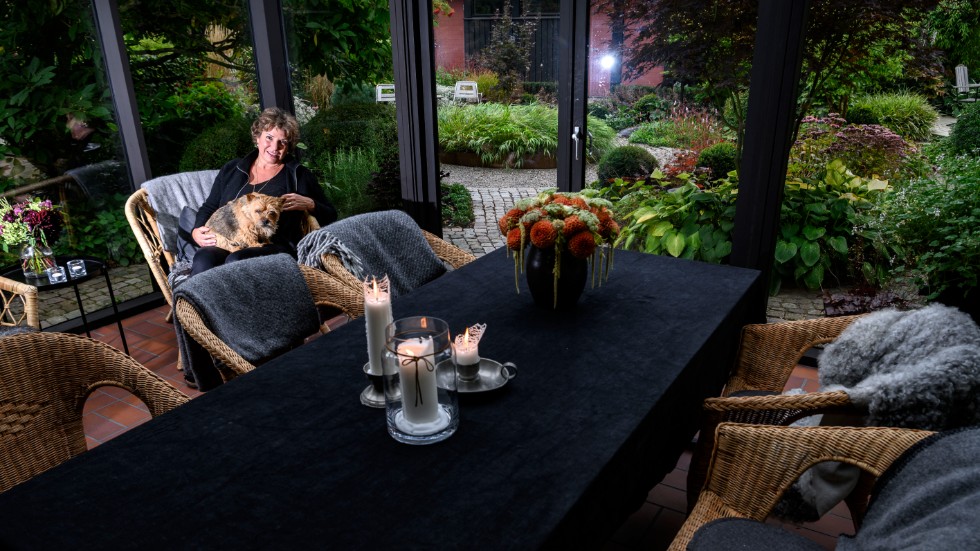 Trädgårdsdesignern Maria Dremo Sundström njuter i sitt nya glashus tillsammans med norwichterriern Fanny. 